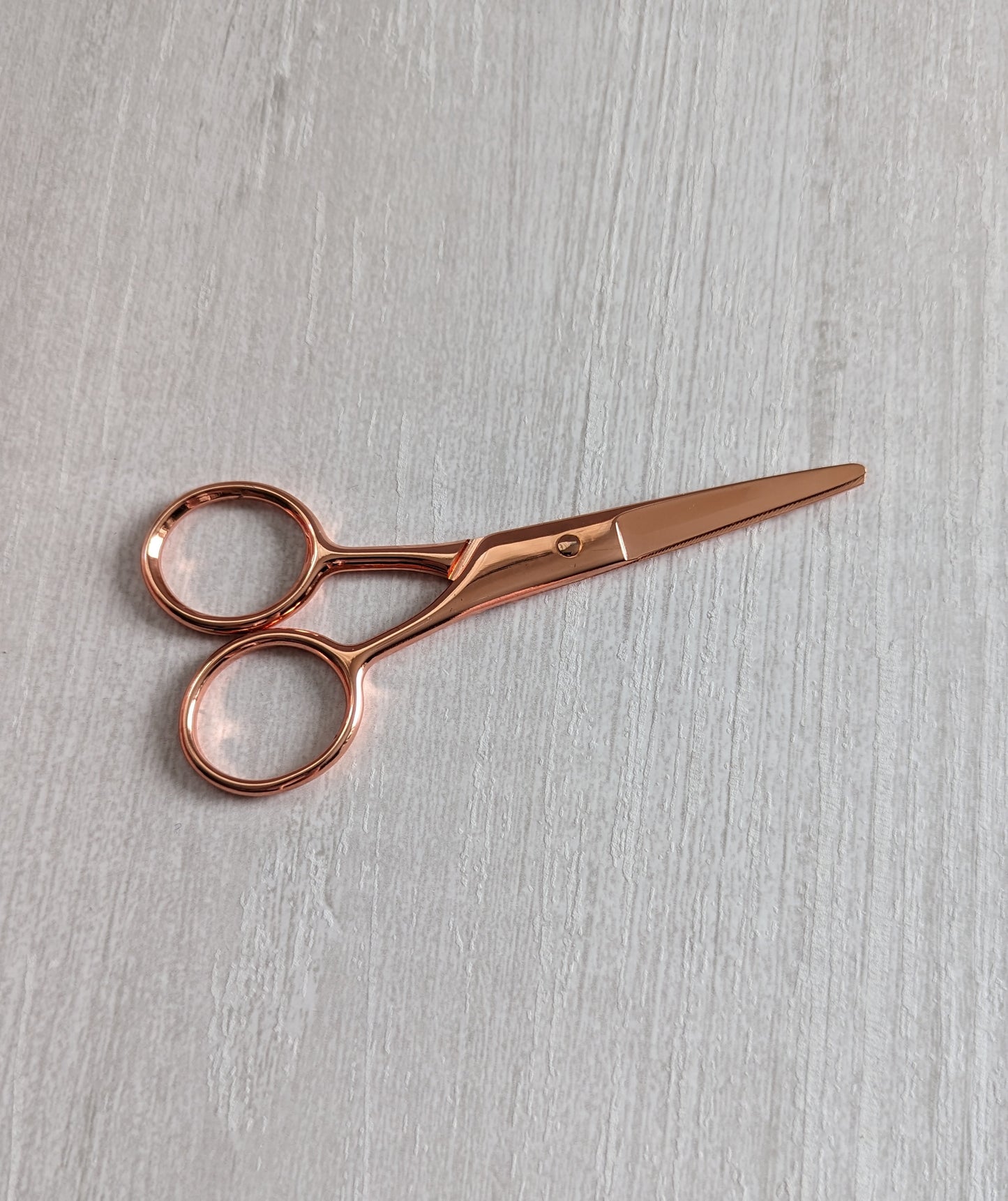 Shiny metallic round-nose scissors